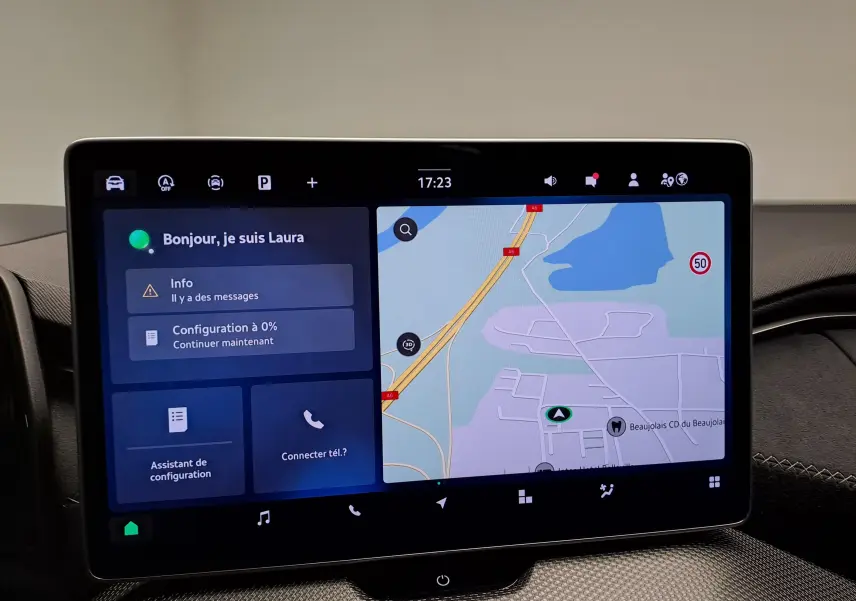Écran tactile central du Skoda Kodiaq 2025 affichant la navigation et l'assistant vocal Laura.