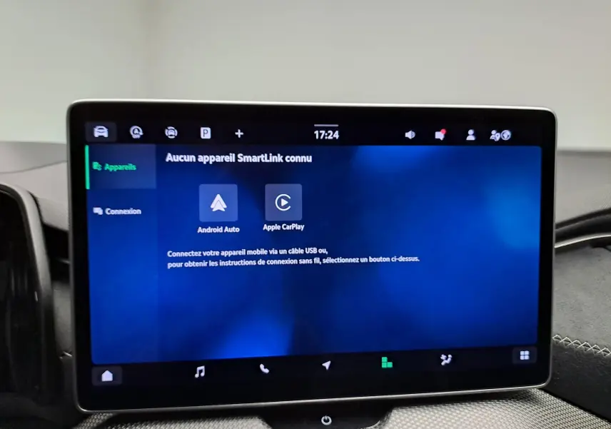 Écran tactile central du Skoda Kodiaq 2025 affichant les options Android Auto et Apple CarPlay, intérieur moderne.