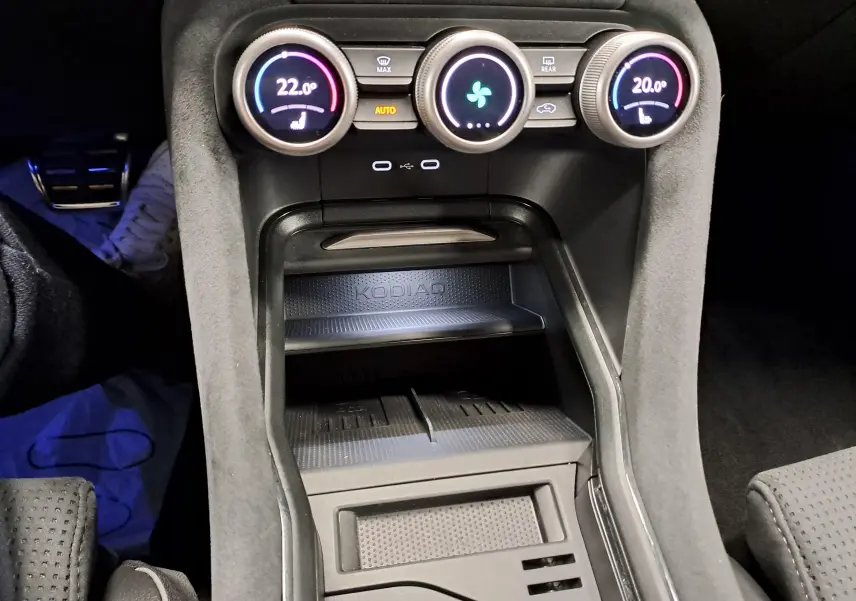 Vue rapprochée du tableau de bord central du Skoda Kodiaq 2025, avec commandes climatisation et rangement marqué KODIAQ.