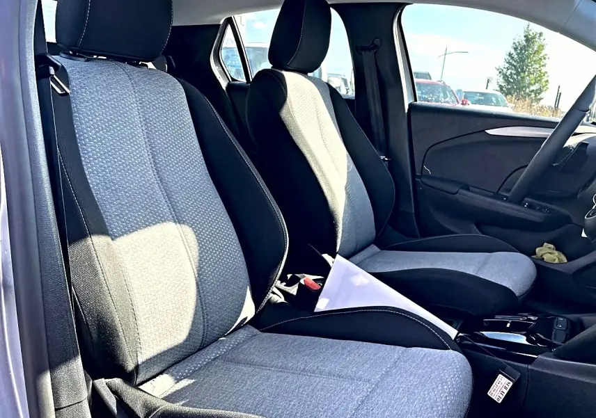 Vue intérieure côté conducteur de la banquette et siège avant en tissu gris et noir de l’Opel Corsa 2025.