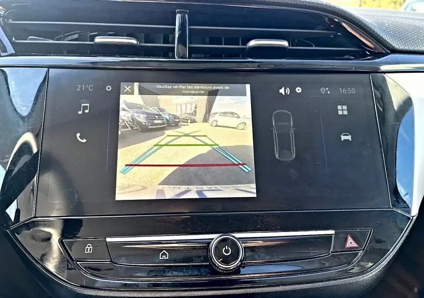 Écran tactile central de l’Opel Corsa gris 2025 montrant la caméra de recul et les commandes intégrées.