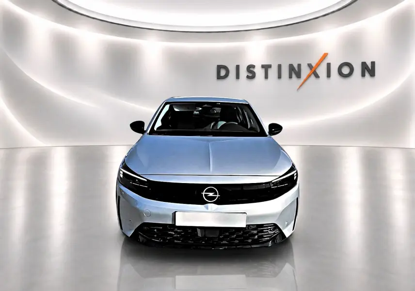 Vue avant d'une Opel Corsa gris clair 2025 avec calandre noire et logo Opel au centre, dans un studio lumineux.