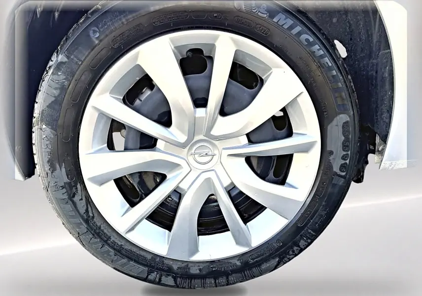 Gros plan sur la roue avant droite de l’Opel Corsa gris 2025 avec enjoliveur argenté et pneu Michelin.