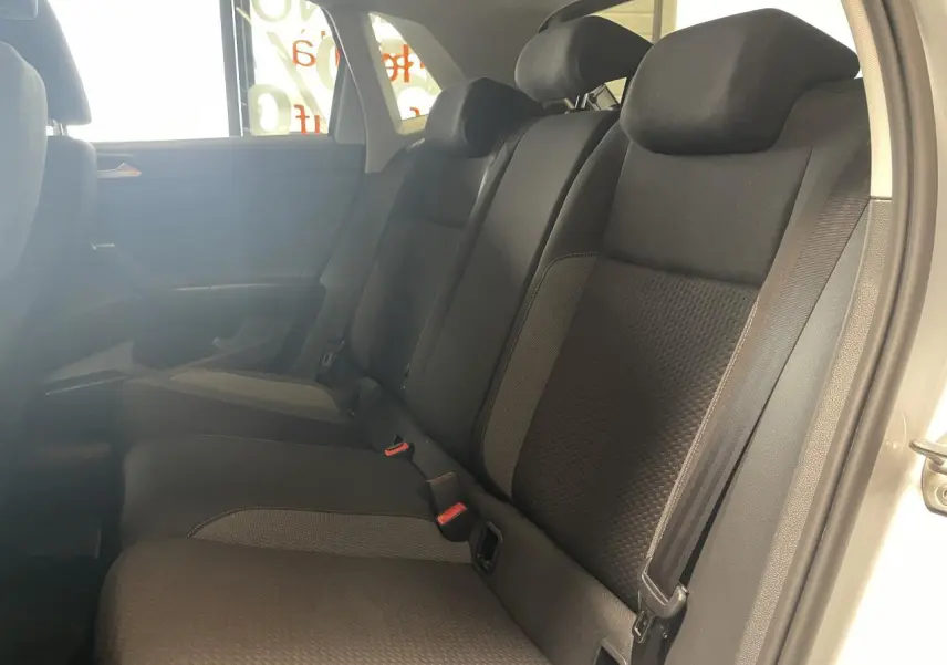 Vue intérieure côté droit sur la banquette arrière en tissu noir de la Volkswagen Polo gris clair 2024.