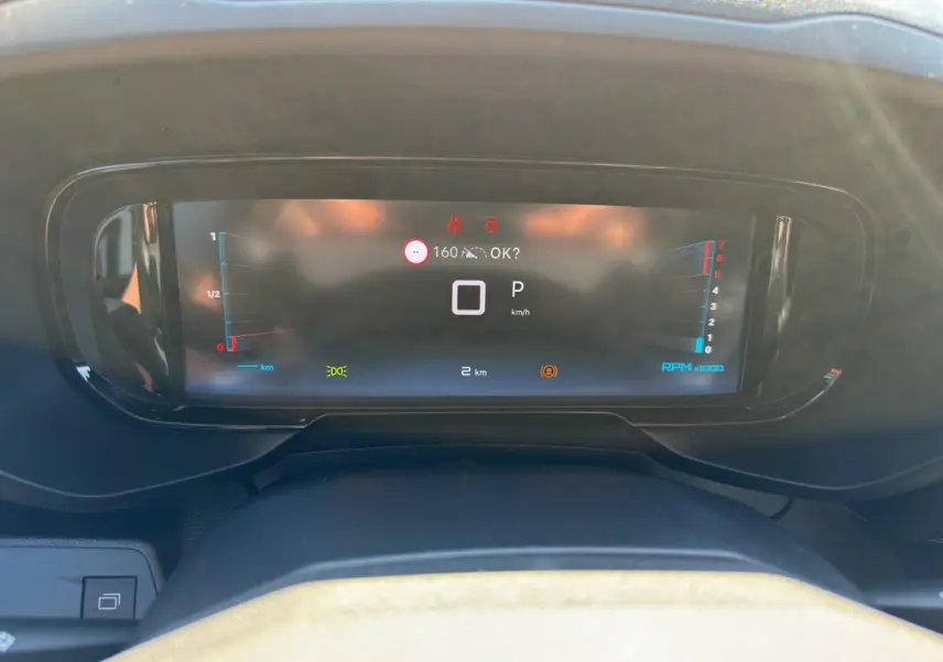 Vue rapprochée du combiné d'instruments digital du Citroën Berlingo 2026 affichant la vitesse et le régime moteur.