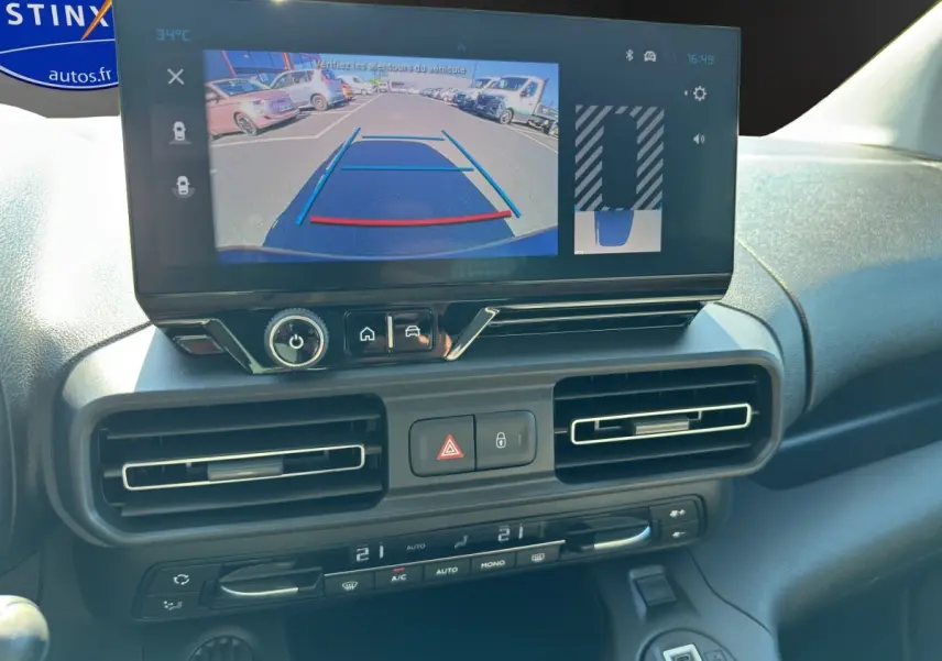 Écran tactile central affichant la caméra de recul dans l’habitacle du Citroën Berlingo noir, vue de face.