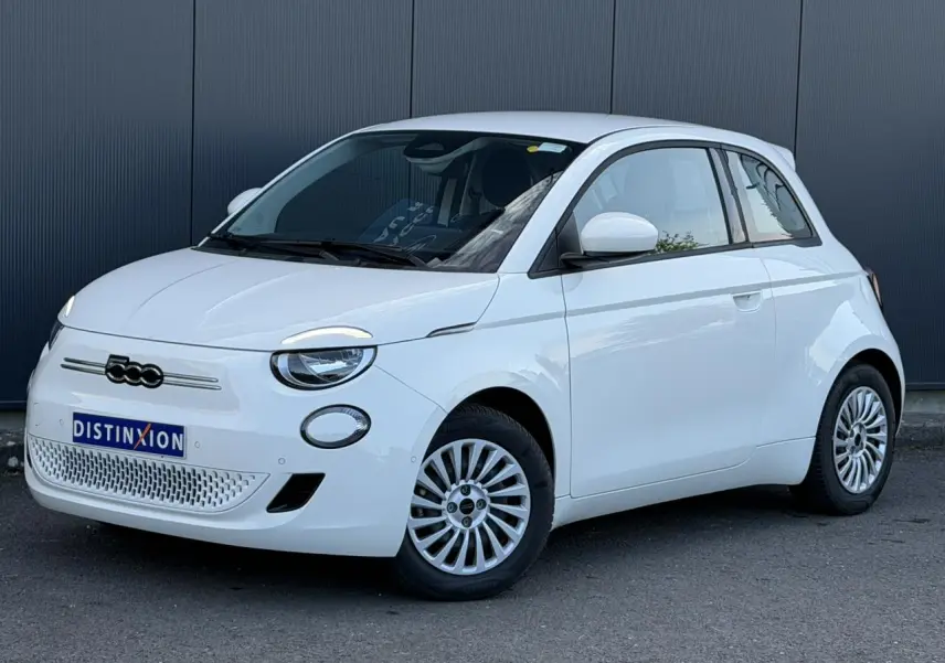Fiat 500 électrique blanc Artic vue 3/4 avant droit, avec logo 500 noir et jantes multibranches.