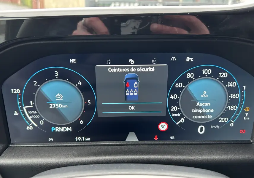 Tableau de bord numérique du Volkswagen Transporter T7, affichage des compteurs et alertes de sécurité.