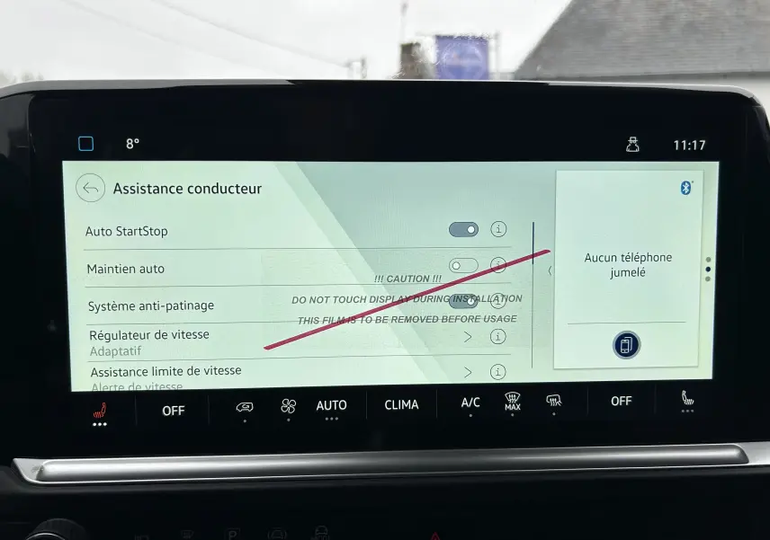 Écran tactile intérieur du Volkswagen Transporter T7 Business affichant les options d’assistance conducteur.