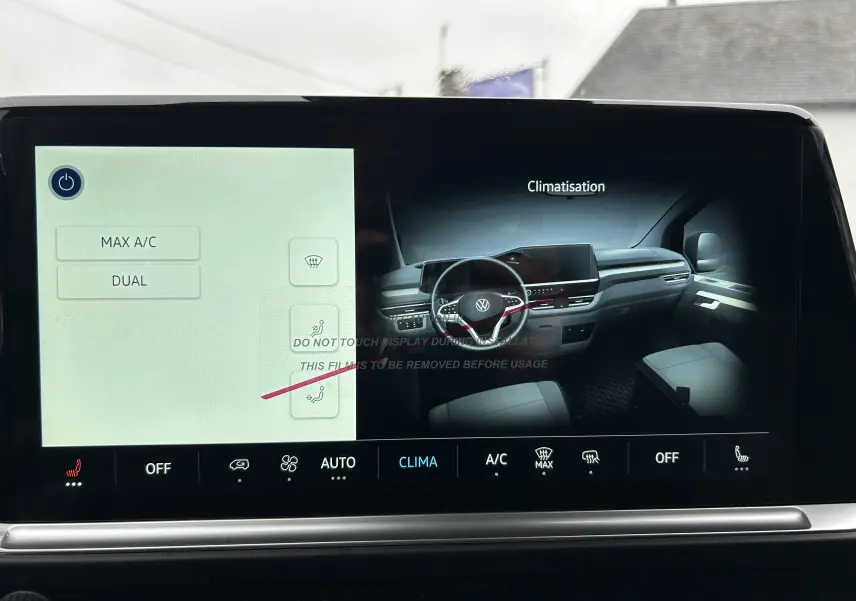 Écran tactile intérieur du Volkswagen Transporter T7 Business montrant le réglage de la climatisation.