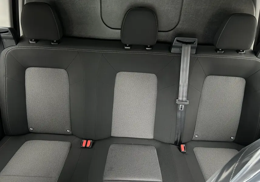 Vue rapprochée de la banquette arrière en tissu gris et noir du Volkswagen Transporter T7 ProCab 2026.