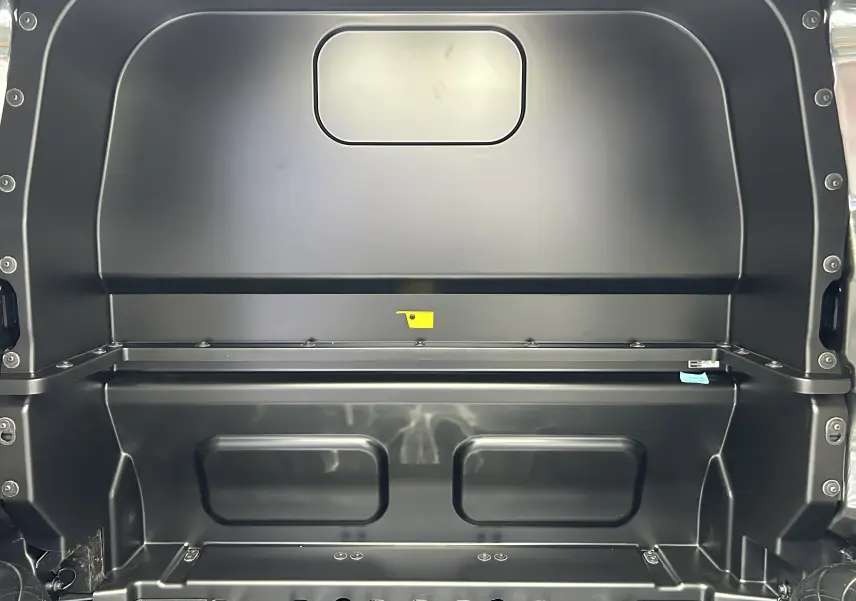 Vue intérieure arrière du Volkswagen Transporter T7 ProCab L1H1 Business en graphite, montrant la cloison métallique séparatrice.