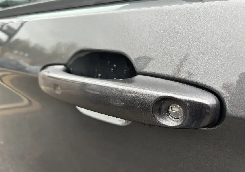 Poignée de porte côté gauche en gros plan sur Volkswagen Transporter T7 Business couleur Graphite Dust métallisée.