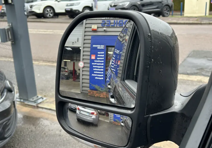 Rétroviseur extérieur droit du Volkswagen Transporter T7 ProCab graphite avec pluie visible sur la carrosserie.