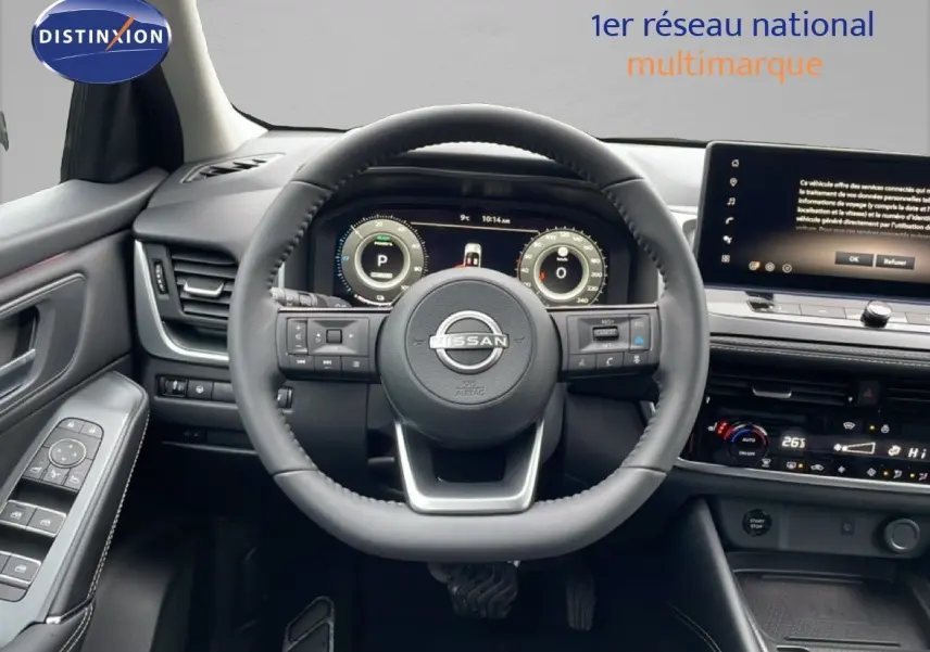 Intérieur du Nissan Qashqai 2025 noir perle métal, vue frontale du volant et tableau de bord numérique avec écran tactile.