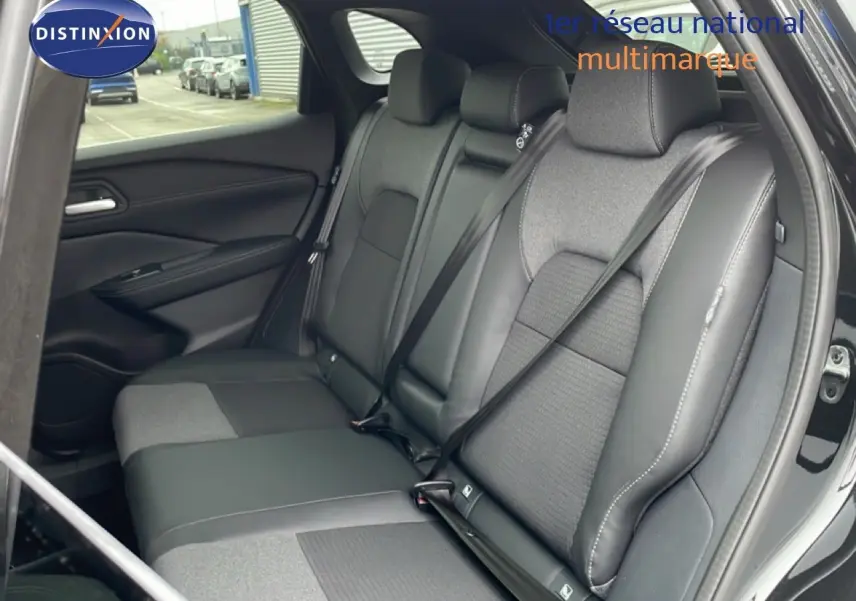 Vue intérieure côté droit des sièges arrière en cuir et tissu gris du Nissan Qashqai noir perle métal 2025.