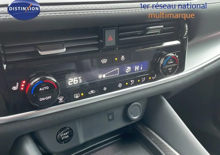 Gros plan sur la console centrale du Nissan Qashqai 2025 noir perle, montrant les commandes de climatisation digitales.