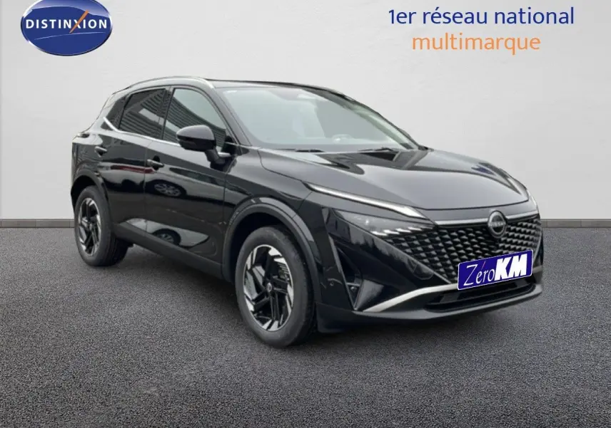 Nissan Qashqai 2025 noir perle métal en 3/4 avant, soulignant sa calandre moderne et ses jantes bicolores.
