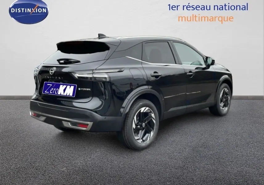 Vue 3/4 arrière droite du Nissan Qashqai noir perle métal avec feux LED et jantes bi-ton distinctives.