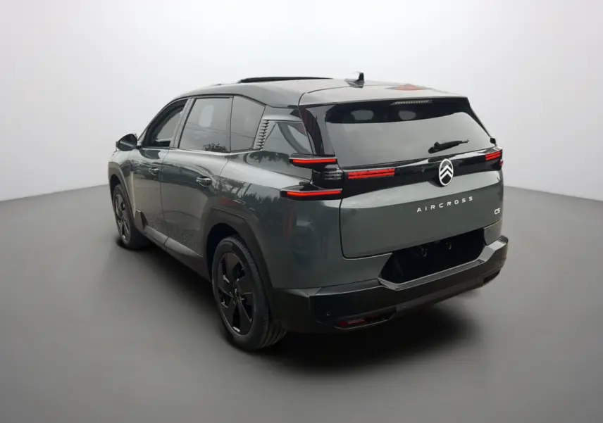 Vue 3/4 arrière gauche du Citroën C5 Aircross vert Astoria avec toit noir et feux arrière LED horizontaux.