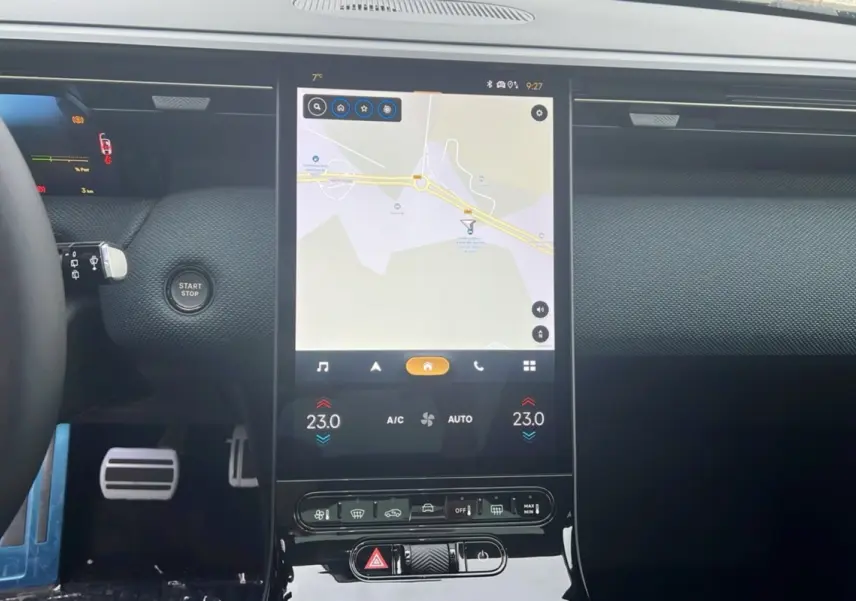 Vue rapprochée de la console centrale tactile du Citroën C5 Aircross New Hybrid 145 Max T.O 2026 avec affichage GPS.