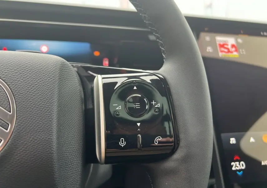 Gros plan sur les commandes multifonctions du volant cuir du Citroën C5 Aircross New Hybrid 2026, côté gauche.