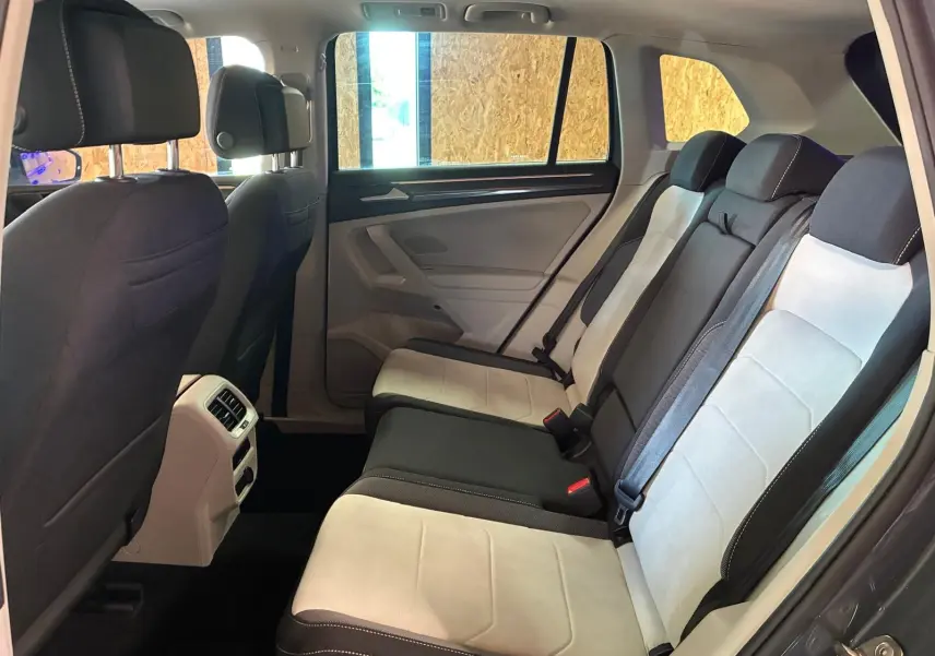 Vue intérieure côté droit des sièges arrière bicolores beige et noir du Volkswagen Tiguan 2023.