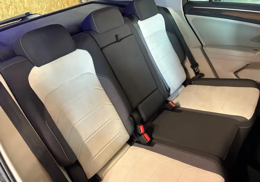 Vue intérieure des sièges arrière bicolores gris clair et noir du Volkswagen Tiguan 2023, finition élégante.