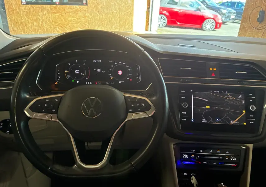 Vue intérieure centrée sur le volant et le tableau de bord digital du Volkswagen Tiguan 2023, avec écran tactile et commandes multifonctions.