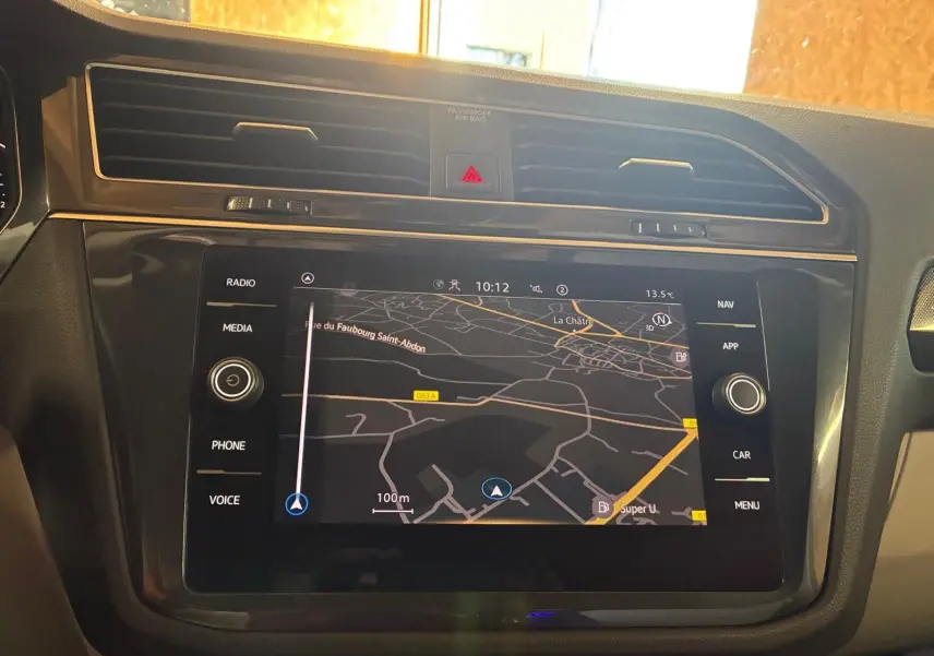 Vue rapprochée de l’écran tactile du GPS digital du tableau de bord du Volkswagen Tiguan 2023.