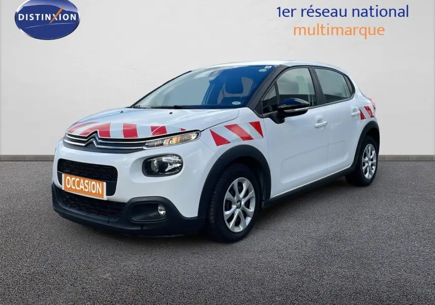 Citroën C3 Société blanc banquise vue 3/4 avant droit avec bandes rouges diagonales sur capot et ailes.