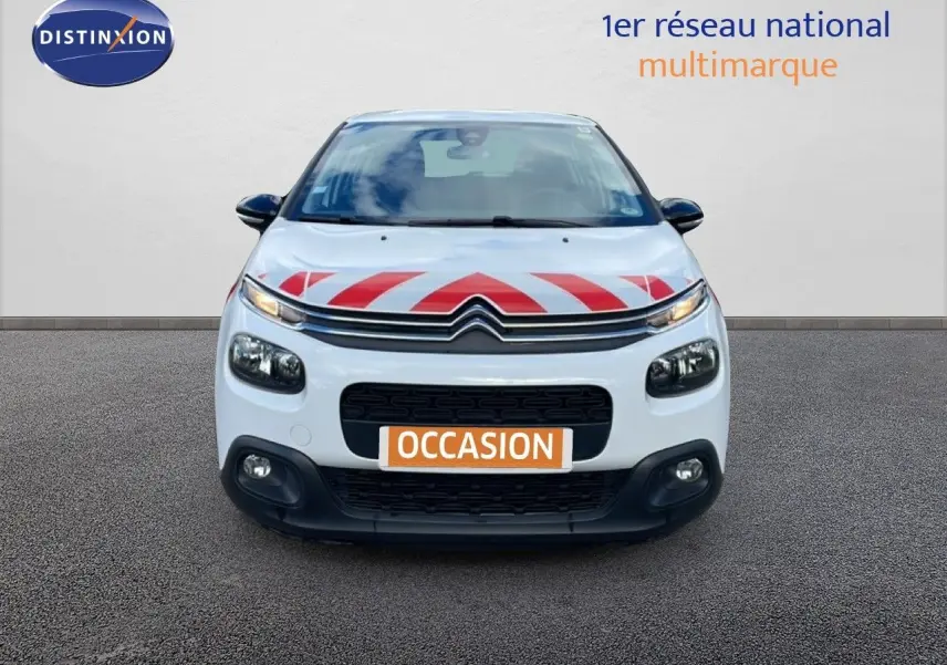 Vue frontale d'une Citroën C3 Société blanche avec marquage rouge sur le capot et plaque "OCCASION" visible.