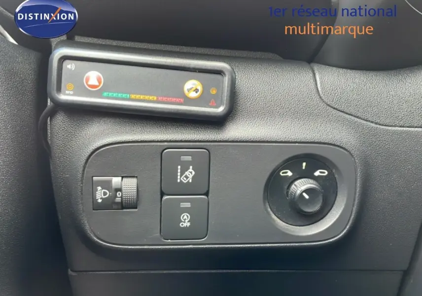 Détail du tableau de bord côté gauche de la Citroën C3 Société blanc banquise, montrant les commandes d’éclairage et rétroviseurs.