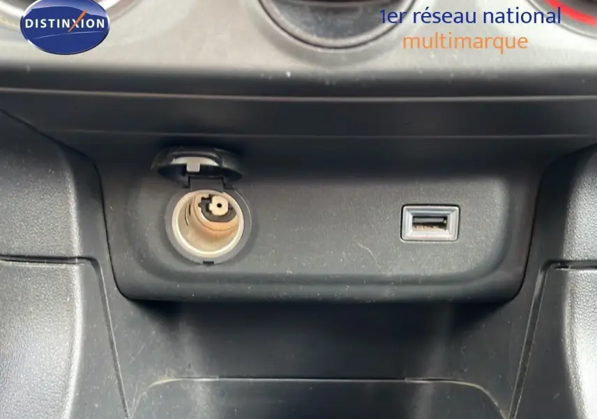 Prise allume-cigare et port USB sur la console centrale noire d’une Citroën C3 Société blanche, vue intérieure rapprochée.