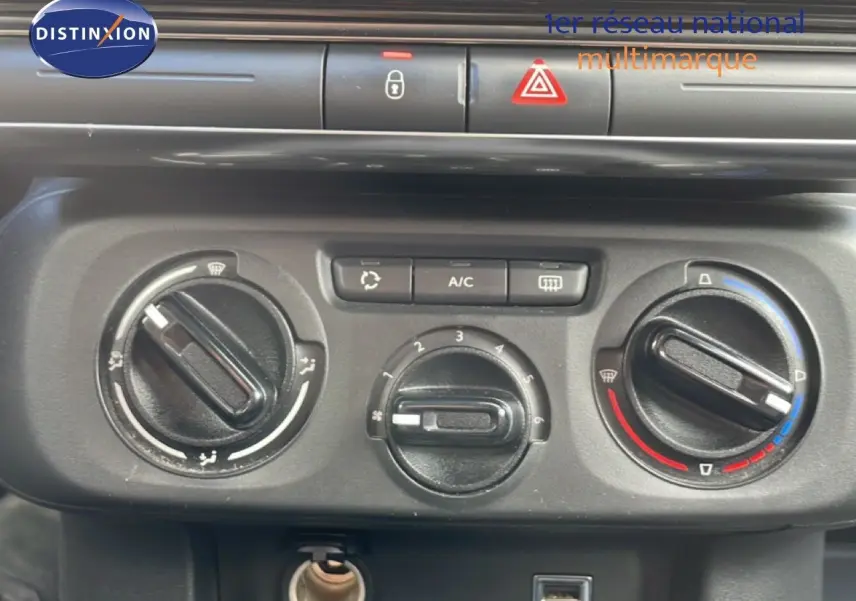 Gros plan sur les commandes de climatisation et ventilation du tableau de bord d'une Citroën C3 Société blanc banquise, version 2019.