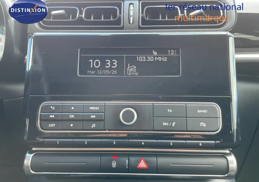 Vue rapprochée du tableau de bord de la Citroën C3 Société 2019, avec écran radio et commandes centrales noires.
