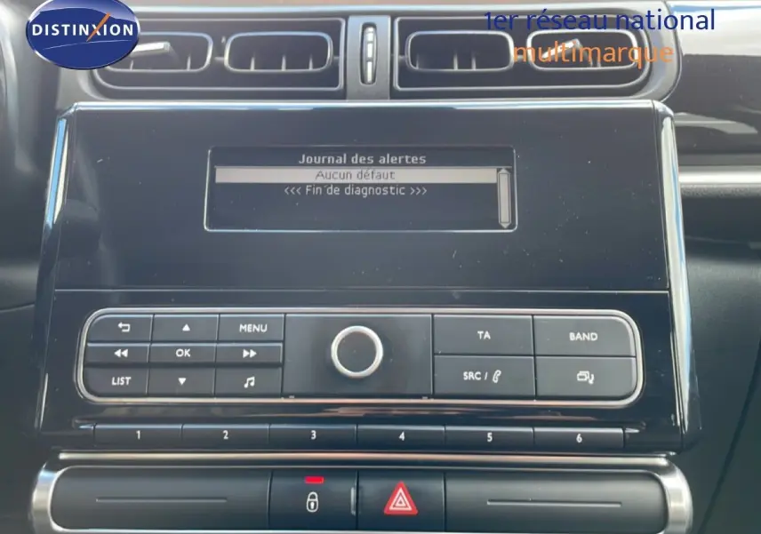 Vue rapprochée du tableau de bord de la Citroën C3 Société blanc banquise, affichant l’écran du journal des alertes.