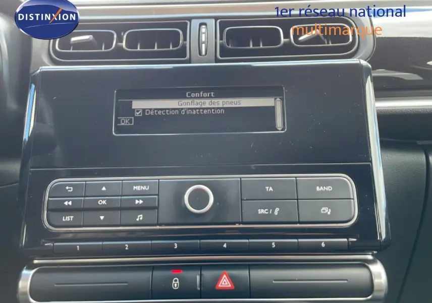 Vue rapprochée du tableau de bord de la Citroën C3 Société blanc banquise, affichant l'écran central et les commandes audio.