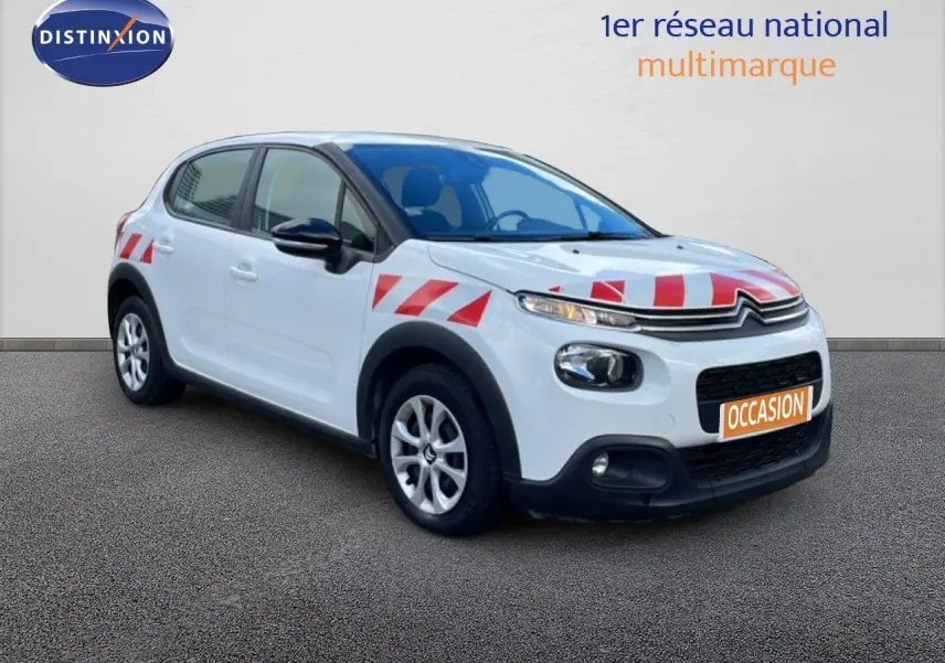 Citroën C3 Société blanc banquise vue 3/4 avant droit avec bandes rouges de signalisation sur capot et ailes.