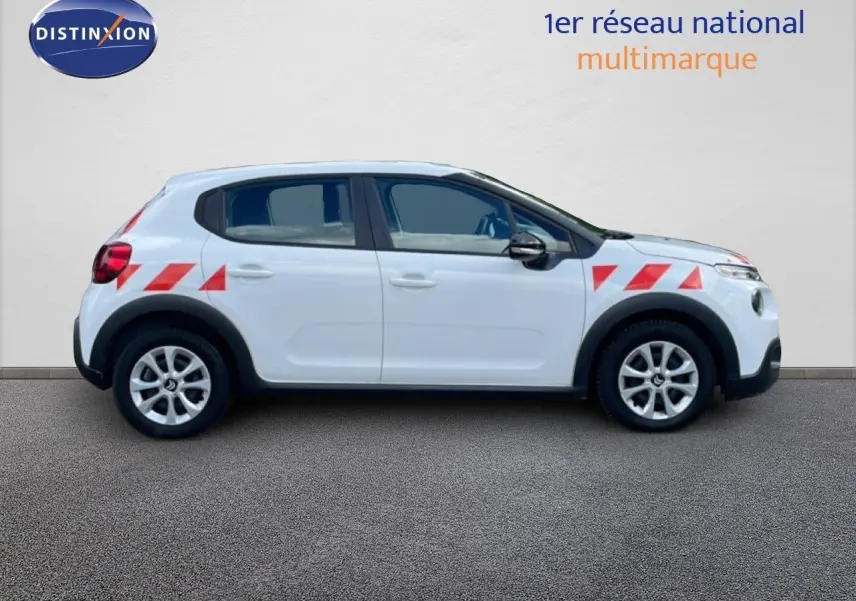 Profil droit d'une Citroën C3 Société blanche avec bandes rouges diagonales sur ailes avant et arrière.