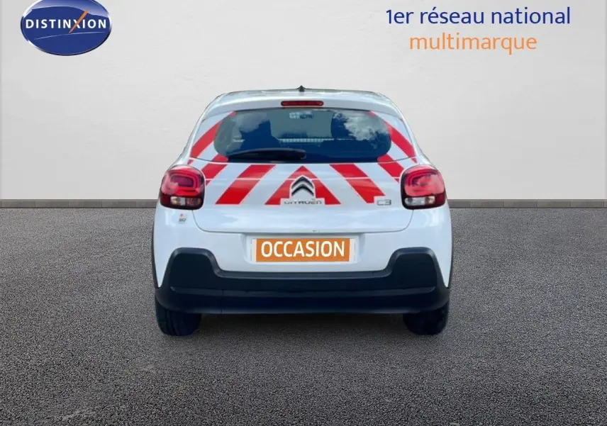Vue arrière d'une Citroën C3 Société blanche avec bandes rouges diagonales de signalisation sur le hayon.