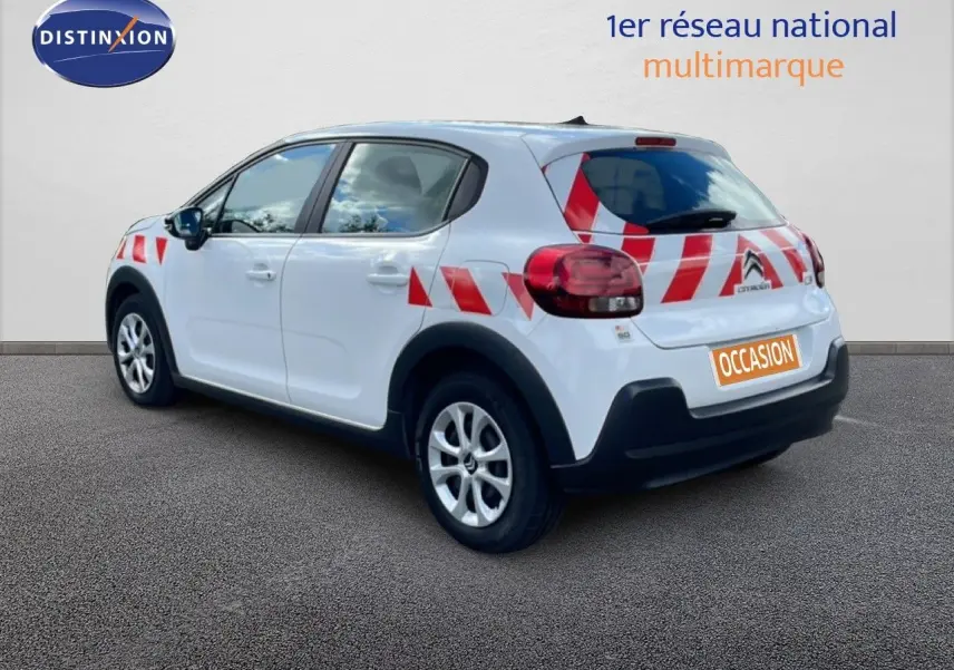 Vue 3/4 arrière droite d'une Citroën C3 Société blanche banquise avec marquages rouges diagonaux distinctifs.