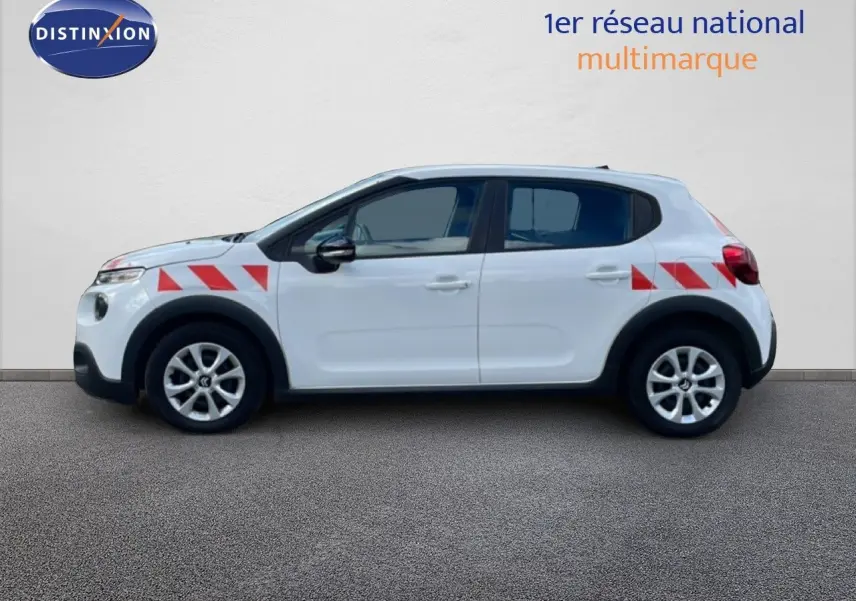 Vue de profil droit d'une Citroën C3 Société blanche avec bandes rouges diagonales sur ailes avant et arrière.