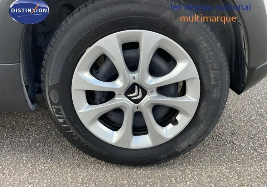 Gros plan sur la roue avant gauche blanche banquise d'une Citroën C3 Société 2019 avec jante en alliage distinctive.