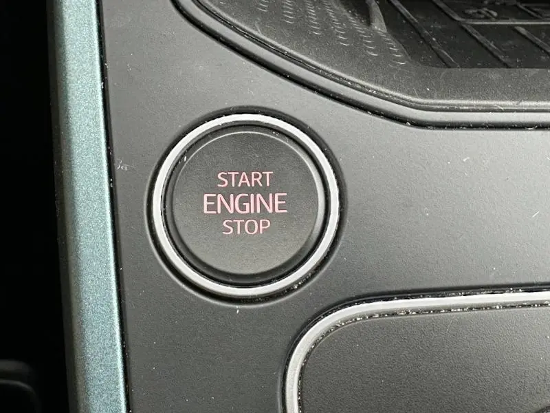 Gros plan sur le bouton Start Engine Stop noir avec inscription rouge dans l'habitacle du SEAT Arona 2025.