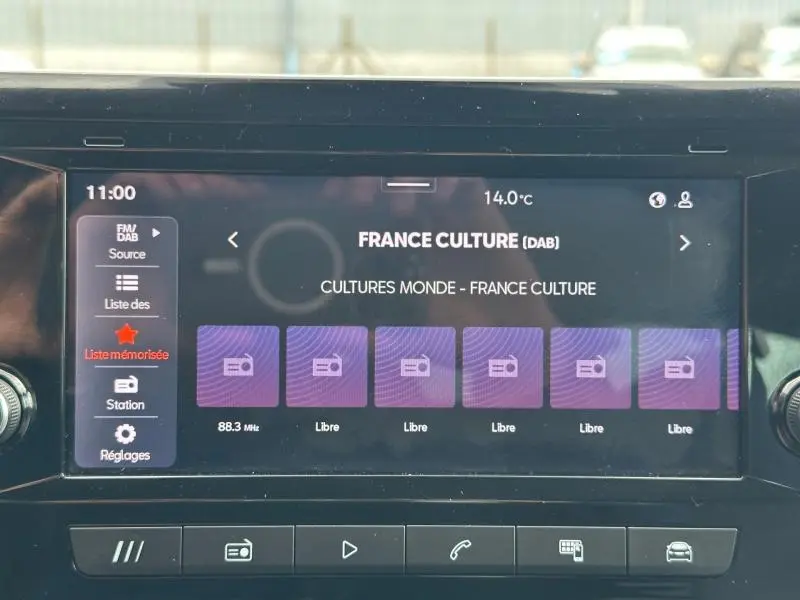 Écran tactile central du SEAT Arona 2025 affichant la radio DAB France Culture en interface moderne noire.