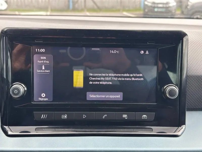 Écran tactile central du tableau de bord du SEAT Arona blanc, affichant le menu Bluetooth et les réglages.