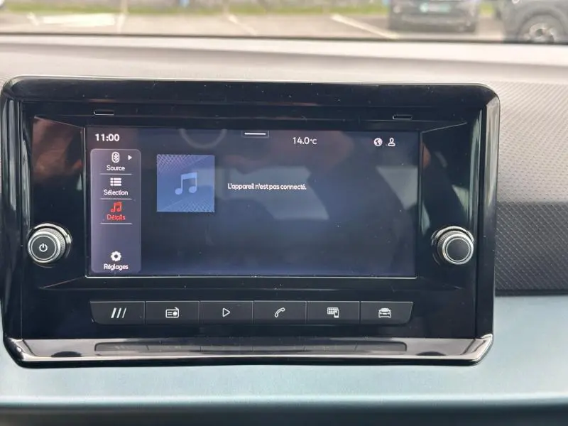 Écran tactile central du tableau de bord du SEAT Arona 2025, affichage multimédia non connecté.