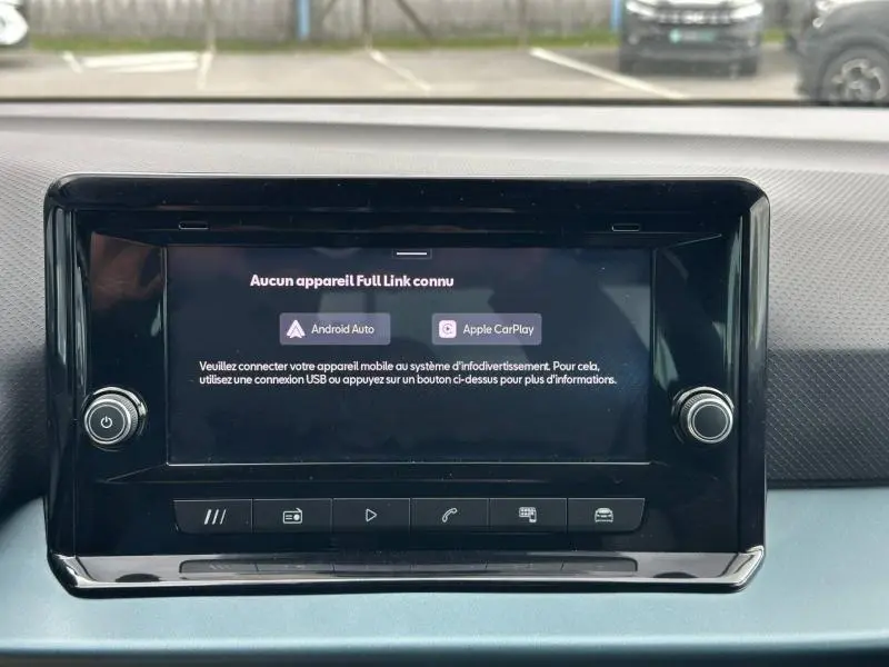 Écran tactile central du système multimédia de la SEAT Arona 2025, affichant les options Android Auto et Apple CarPlay.