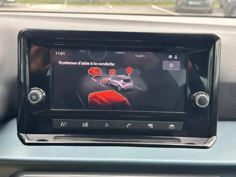 Écran tactile central montrant les systèmes d'aide à la conduite dans l'habitacle du SEAT Arona 2025.